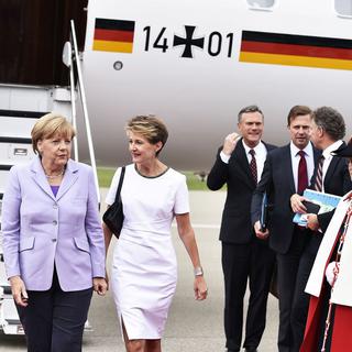 Angela Merkel a été accueillie par Simonetta Sommaruga à Berne-Belp. [Keystone - Peter Schneider]