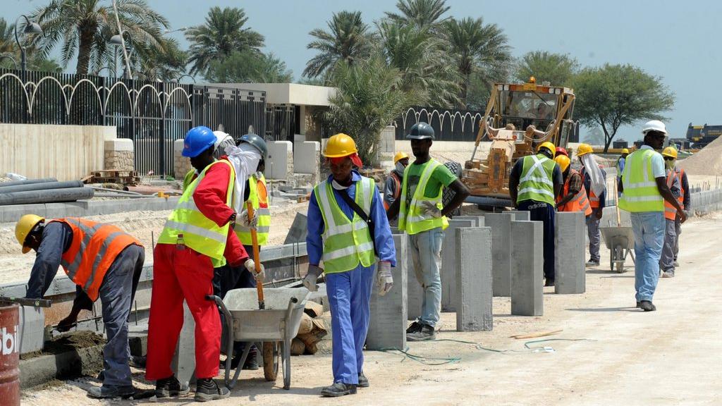 Travailleurs étrangers sur un chantier de Doha au Qatar. [EPA/STR]