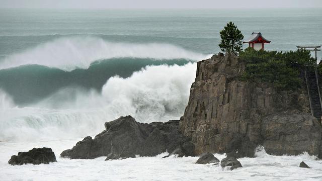 Des vagues frappent la côte de Kochi, sur l'île de Shikoku, dans l'ouest du pays.