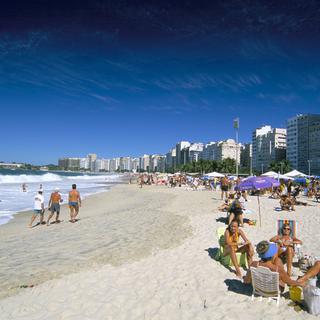 La célèbre plage de Copacabana à Rio. [AFP - Sergio Pitamitz/Robert Harding Heritage/Robert Harding]