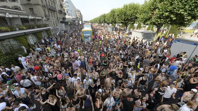 epa04831353 Ravers participate in the 19th edition of the Lake Parade in Geneva, Switzerland, 04 July 2015. Several thousands techno fans from the French part of Switzerland and all over Europe attended the event. EPA/MARTIAL TREZZINI [KEYSTONE - EPA/MARTIAL TREZZINI]