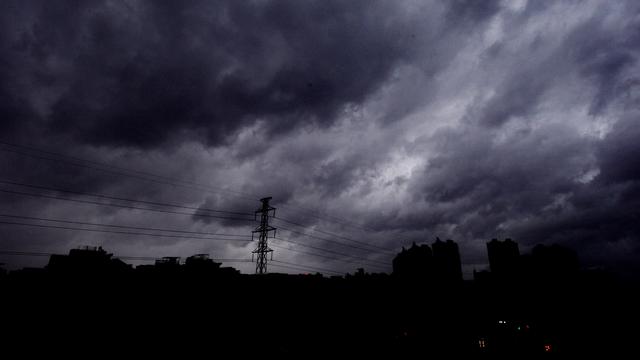 Des nuages noirs s'amoncelaient samedi au-dessus de la province chinoise de Fujian.