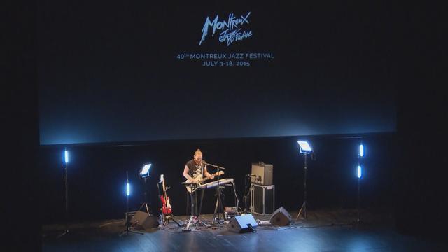 Jack Garratt a accompagné la présentation du programme d'une courte performance live. [MJF]