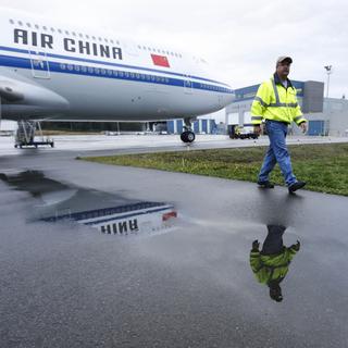 Un Boeing prêt à être livré à Air China sur le tarmac de l'usine de Seattle. [Xinhua/AFP - Zhang Yuwei]