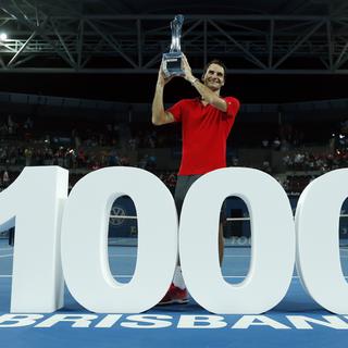 Federer célèbre sa 1000e victoire sur le circuit professionnel, 17 ans après son premier succès. [Jason Reed]