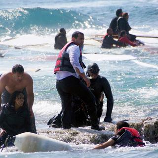 Migrants secourus sur une plage de l'île de Rhodes, 20.04.2015. [Eurokinissi/AP/Keystone - Argiris Mantikos]