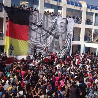 Des lycéens tunisiens ont déployé du haut de leur établissement des banderoles à l'effigie de Hitler ou représentant des exécutions de l'Etat islamique. [Twitter]