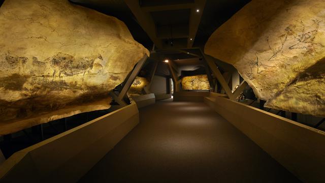 Deux zones de la grotte ont été reproduites pour cette exposition. Ces panneaux donnent à voir des bisons, des cerfs, des bouquetins et... un homme face à un bison. [JML]