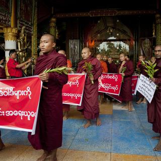 Moines birmans protestant après des violences entre bouddhistes et musulmans, Rangoun le 4 juillet 2014. [AFP - Ye Aung Thu]