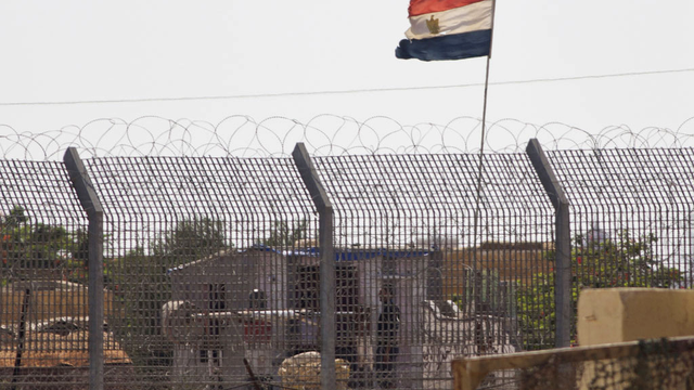 Poste égyptien vu depuis le village de Kerem Shalom à la frontière israélienne du Sinaï. [AP/Keystone - Ariel Schalit]