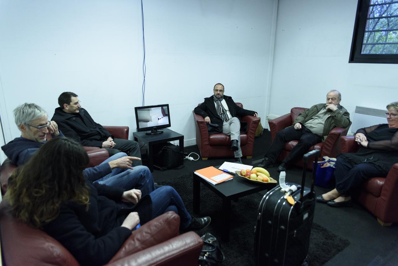 Les candidats attendent leur tour; qui pour la coiffure ou le maquillage ou, pour entamer la première partie sur le plateau. [RTS - Didier Kessi]