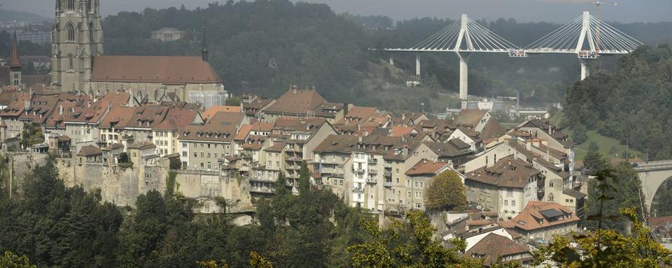 La ville de Fribourg et, à droite, le pont de la Poya. [Keystone - Laurent Gilliéron]