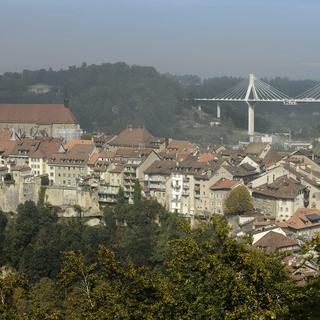 La ville de Fribourg et, à droite, le pont de la Poya. [Keystone - Laurent Gilliéron]