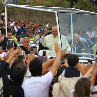 La visite du pape suscite un énorme engouement en Amérique du Sud, comme ici à Quito. [EPA/Keystone - Robert Puglla]