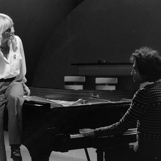 France Gall, presque debout, chante accompagnée au piano par Michel Berger, assis, dans l’émission de télévision Numéro 1, Paris 1er octobre 1976. [INA - Jean Pimentel]