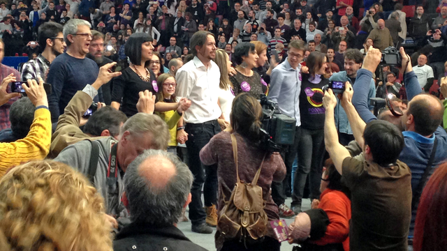 Pablo Iglesias, leader de Podemos (chemise blanche) lors d'un meeting à Valence. [RTS - Maurine Mercier]
