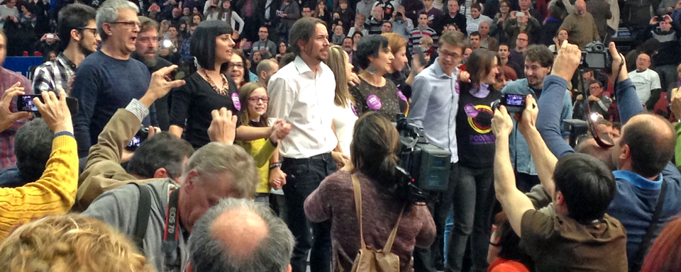 Pablo Iglesias, leader de Podemos (chemise blanche) lors d'un meeting à Valence. [RTS - Maurine Mercier]