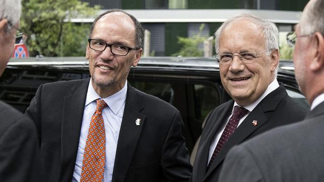 Le ministre américain du Travail Thomas E. Perez accueilli par Johann Schneider-Ammann. [Keystone - Peter Schneider]