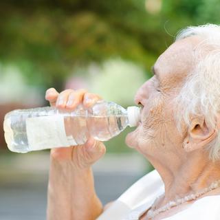 En période de canicule, les personnes âgées doivent boire pour éviter la déshydratation.
Hunor Kristo
Fotolia [Hunor Kristo]