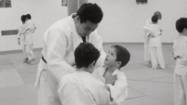 Deux jeunes judokas pratiquent le judo avec maître judoka Mikami à Lausanne en 1968. [RTS]