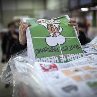 Le prophète Mohamet figure en Une de l'édition spéciale de Charlie Hebdo. [AFP - Martin Bureau]