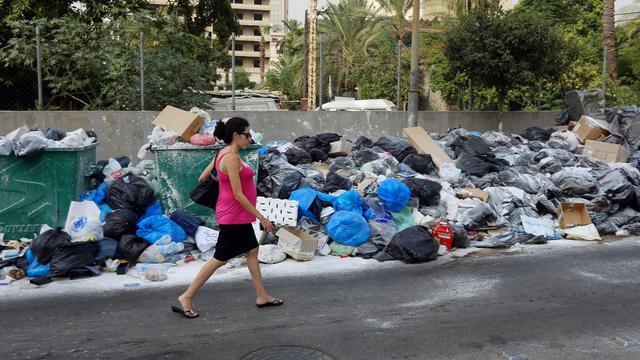 La protestation a commencé après la fermeture de la principale décharge et l'accumulation d'ordures dans les rues de Beyrouth et du Mont-Liban. [AP/Keystone - Bilal Hussein]