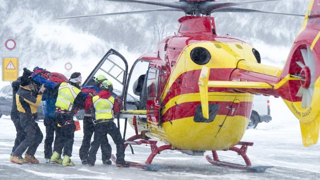 Un hélicoptère chargeant un blessé ce samedi 21 février 2015 au Grand Saint Bernard. [Maxime Schmid]