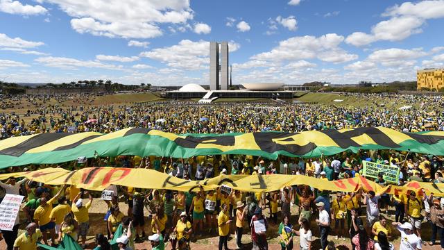 Des milliers de personnes défilent à Brasilia sur l'Esplanade des ministères en direction du Congrès des députés. [AFP PHOTO - EVARISTO SA]