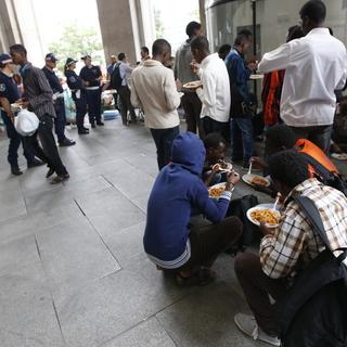 Les migrants font les cent pas, parfois pendant des jours, en gare de Milan, en attendant de rejoindre un pays du nord de l’Europe. [Keystone - Luca Bruno - AP Photo]