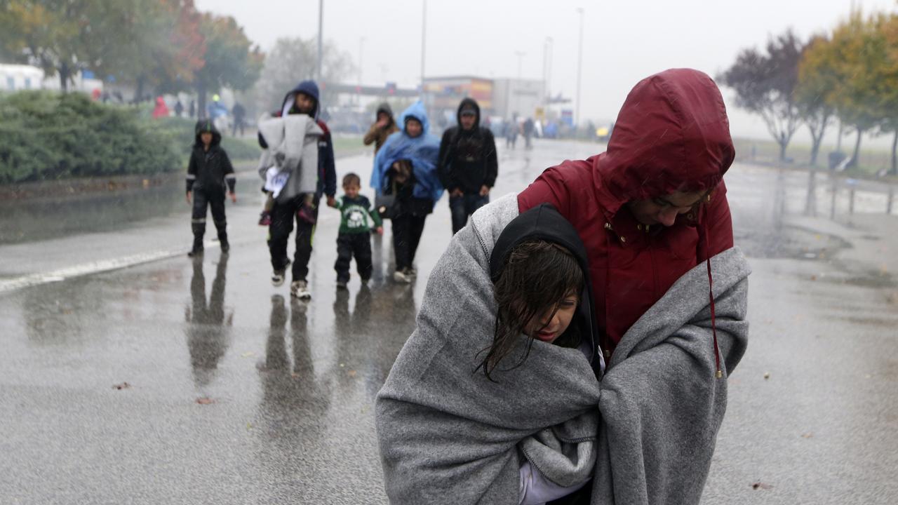 La plupart des réfugiés arrivent à pied depuis la Croatie. [Srdjan Zivulovic]