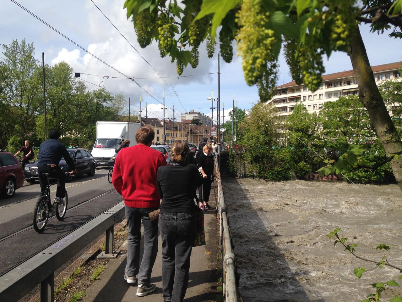 Le pont de Carouge à Genève pris d'assaut. [RTS - Juliette Galeazzi]