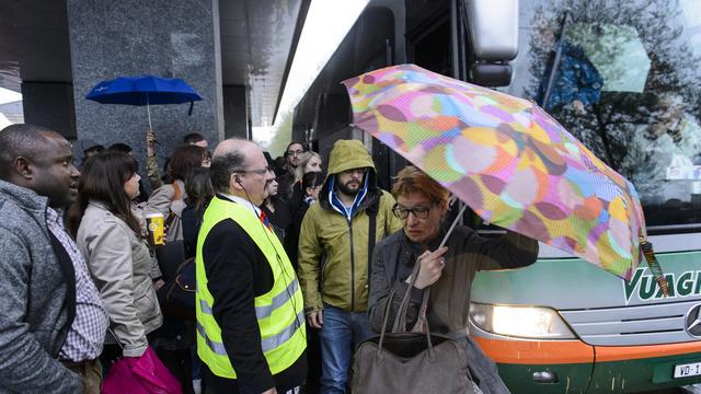 Des pendulaires prennent d'assaut des bus de remplacement à la gare d'Yverdon, ce lundi 27 avril 2015.