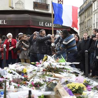 Les Parisiens se sont recueillis notamment sur les lieux des différents attentats. [AFP - Eric Feferberg]