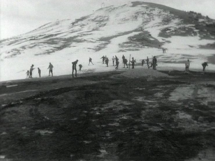 La neige fait cruellement défaut en cet hiver 1964. [RTS]