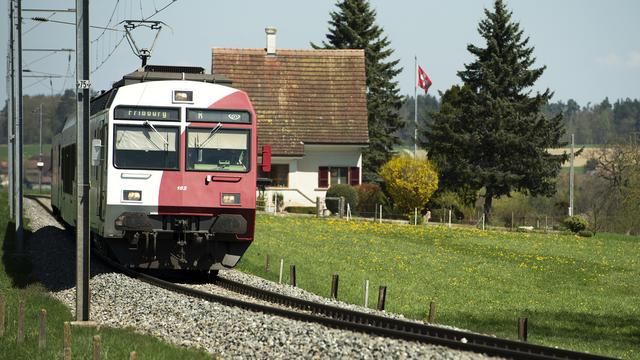 La route et le rail fribourgeois pourront bientôt bénéficier d'un centre logistique tout neuf. [Peter Schneider]