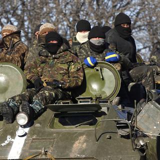 Des soldats ukrainiens sur un véhicule blindé dans la région de Debaltseve mardi. [AP Photo/Petr David Josek]