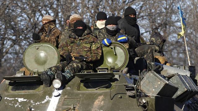 Des soldats ukrainiens sur un véhicule blindé dans la région de Debaltseve mardi. [AP Photo/Petr David Josek]