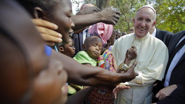 Le pape François dimanche dans un camp de réfugiés de Bangui. [AP/Keystone - Andrew Medichini]