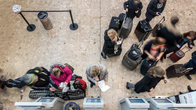 Aujourd’hui, la tendance est au "self": on fait son "self-check-in" à l’aéroport, son "self-scanning" au supermarché, son "self-banking" sur internet… Une façon de mettre gratuitement les consommateurs au travail ! [RTS - Laurent BLEUZE]