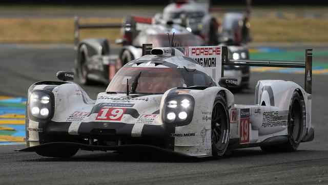 14 juin, Le Mans: Porsche signe le doublé lors des 24 Heures du Mans, fêtant le 17e succès de son histoire dans la Sarthe. La victoire est revenue à la no19 pilotée notamment par le pilote allemand de F1 Nico Hülkenberg. [David Vincent]