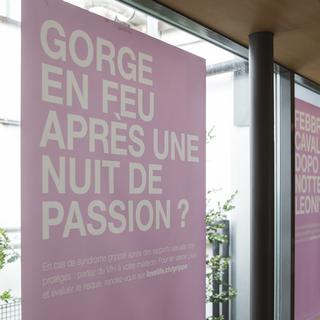 Plakate der neuen Love Life Kampagne haengen waehrend einer Medienkonferenz an einem Fenster, am Montag, 16. Maerz 2015, in Bern. (KEYSTONE/Peter Klaunzer) [key - Peter Klaunzer]