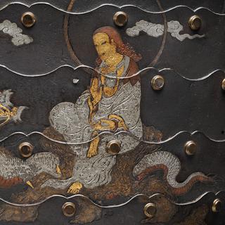 Détail d’une armure de samouraï. Cuirasse à l’image du Bodhisattva Kannon sur la tête du dragon (Ryūzū-Kannon). Japon. 16e siècle. [MEG - J.Watts]