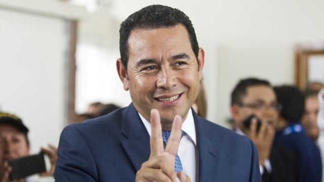 Jimmy Morales, apparemment très confiant, à la sortie du bureau de vote à Mixco, au Guatemala, ce dimanche 6 septembre 2015. [AP Photo/Esteban Felix]