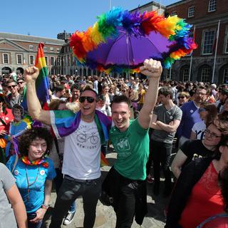 Les partisans du mariage gay célèbrent leur victoire devant la château de Dublin. [Paul Faith]