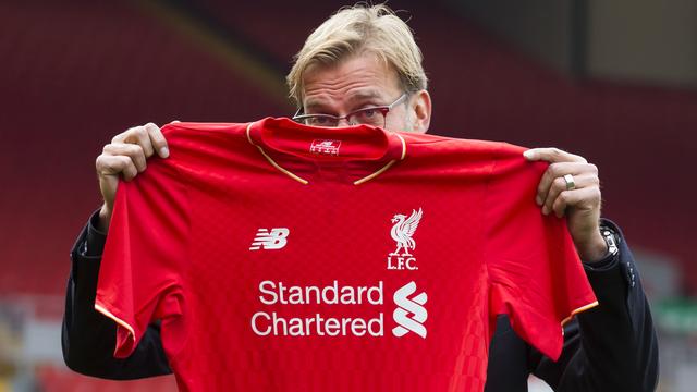 9 octobre, Liverpool: Jürgen Klopp fait ses premiers pas à Anfield en tant que manager de Liverpool. Titré en Bundesliga en 2011 et 2012 avec le Borussia Dortmund, l'Allemand arrivera-t-il à mener les Reds au succès? [AP/Keystone - Jon Super]