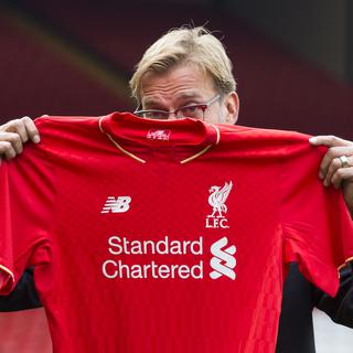 9 octobre, Liverpool: Jürgen Klopp fait ses premiers pas à Anfield en tant que manager de Liverpool. Titré en Bundesliga en 2011 et 2012 avec le Borussia Dortmund, l'Allemand arrivera-t-il à mener les Reds au succès? [AP/Keystone - Jon Super]