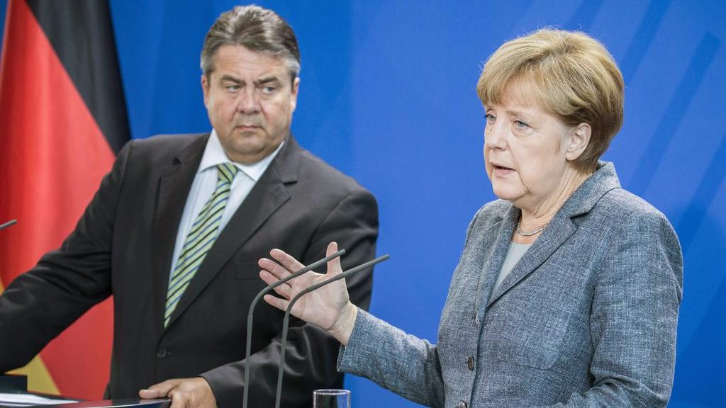 Angela Merkel, en compagnie du vice-chancelier Sigmar Gabriel, ce lundi 7 septembre 2015 devant la presse à Berlin. [EPA/Keystone - Michaël Kappeler]