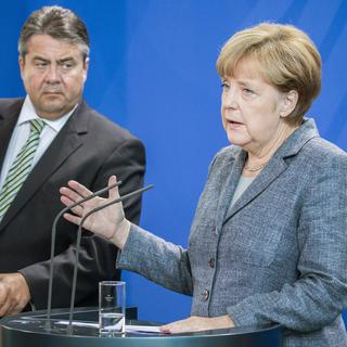 Angela Merkel, en compagnie du vice-chancelier Sigmar Gabriel, ce lundi 7 septembre 2015 devant la presse à Berlin. [EPA/Keystone - Michaël Kappeler]