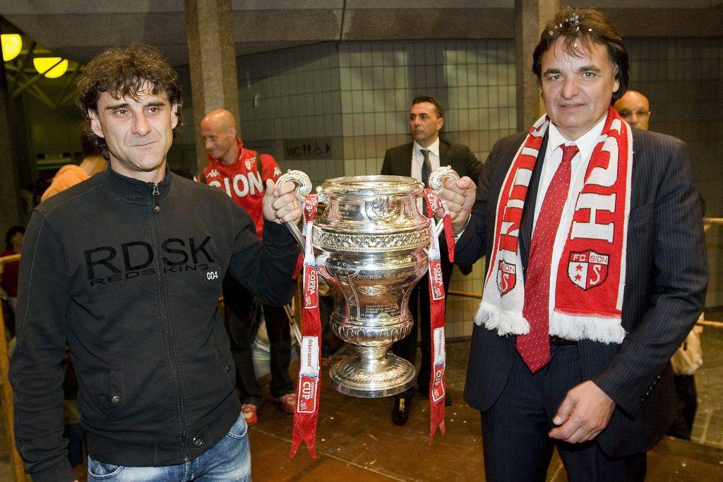 Le coach et son président avec la Coupe de Suisse décrochée en 2009. [KEYSTONE - Jean-Christophe Bott]
