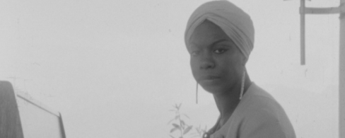 Nina Simone au piano en marge du Festival de Montreux. [RTS]